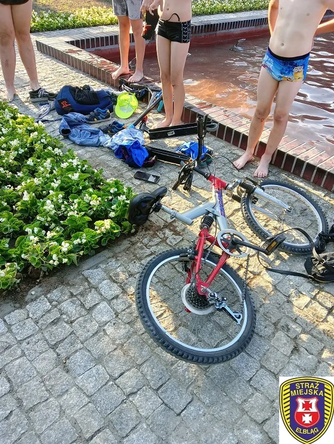 Fontanna jeszcze nie została oddana do użytku, a dzieci już się w niej kąpały