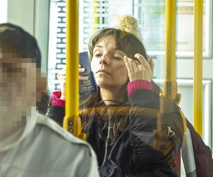 Jachira maluje się w tramwaju