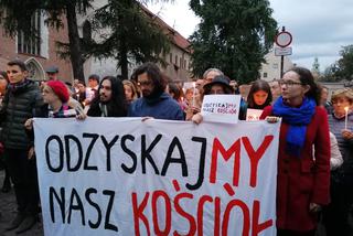 Protest katolików pod krakowską kurią