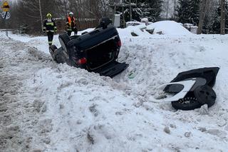 Zabłędza. Dachował w przydrożnym rowie, a nie mogli nigdzie go znaleźć. Tajemnicze zniknięcie kierowcy