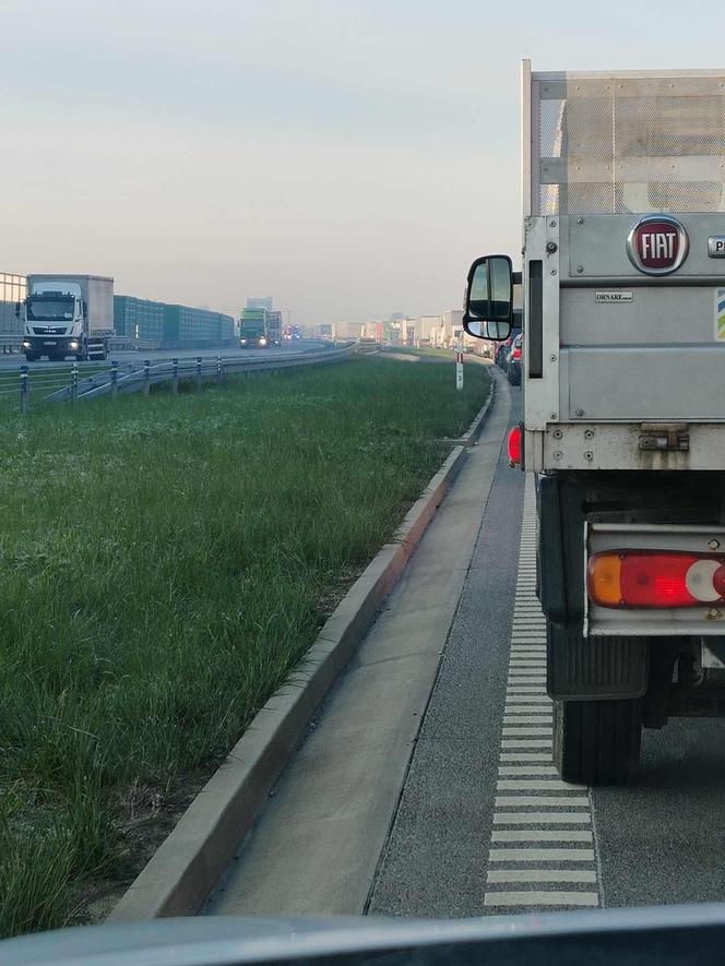 Śląskie: Wypadek na A1. Kobieta trafiła do szpitala. Gigantyczny korek