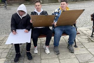 Młodzież ze Skarżyska na planie Ojca Mateusza w Sandomierzu. 