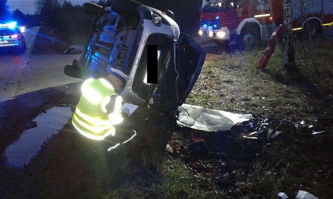 Tragiczne dachowanie niedaleko Paterka! Kierowca zginął na miejscu