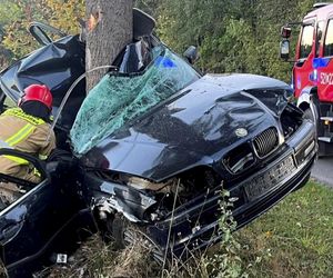 Tragiczny wypadek w Zalesiu. Nie żyje 23-letni kierowca BMW