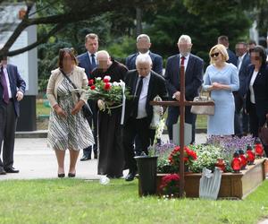 Kaczyński złożył kwiaty i znicze na grobie Kornela Morawieckiego. Piękny gest wobec premiera 