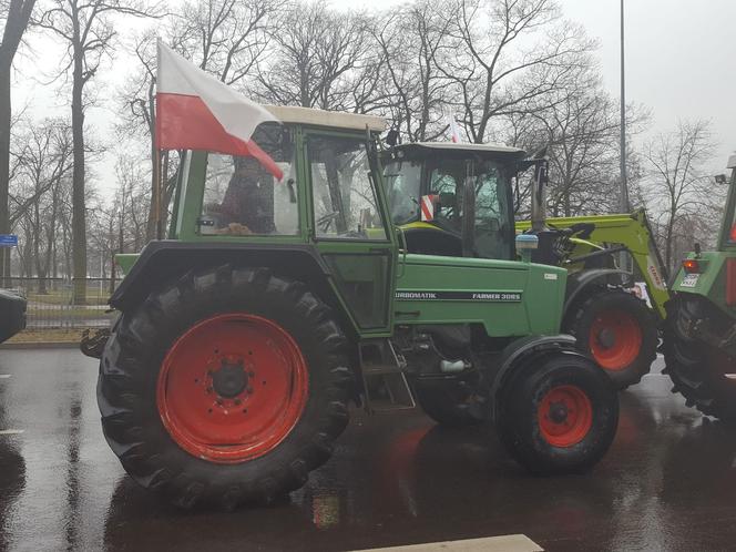 Setki traktorów na ulicach Leszna. Trwa ogólnopolski protest rolników