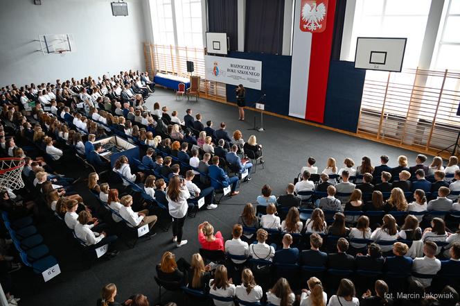 Początek roku szkolnego 2022/2023 w Białymstoku. Jak przywitali go uczniowie i nauczyciele? [ZDJĘCIA]