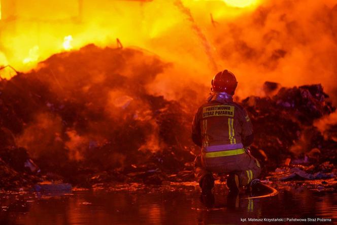 Ogromny pożar w Koniecpolu. Dogaszanie może potrwać kilka godzin