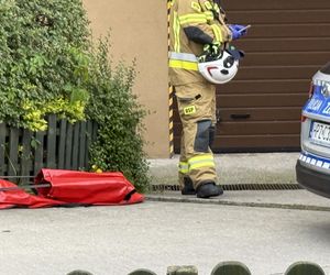 Tragedia w Ząbkach. Ciało kobiety leżało na chodniku. Na miejscu policja