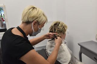  Spełniła marzenie i poszła do fryzjera. Szok, kiedy musiała się zapisać [ZDJĘCIA]