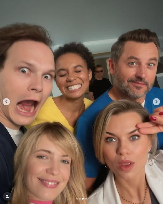 Na dobre i na złe nowy sezon. Agata (Emilia Komarnicka), Dominika (Paulina Gałązka), Maria (Sylwia Achu), Tomaszek (Antoni Sałaj), Borys (Marcin Zacharzewski) na planie