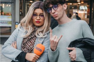 Sara James udaje, że nie jest Sarą James i pyta o nowy singiel Sary James
