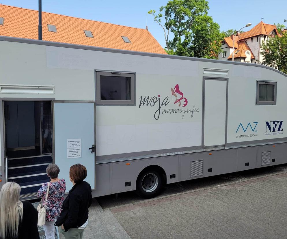 Mammobus przed Urzędem Wojewódzkim w Olsztynie