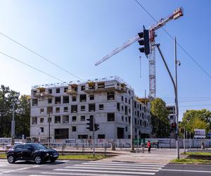 Budowa bloku TBS na skrzyżowaniu ul. Grójeckiej i Banacha w Warszawie