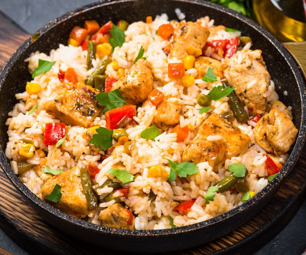 Obiad z patelni, który robi się sam – ryż z kurczakiem i warzywami