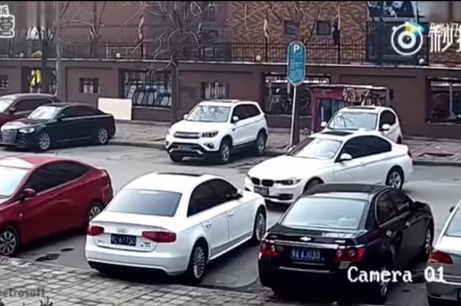 Parkowanie białego BMW