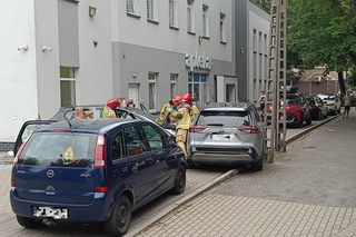 91-latek wjechał samochodem w budynek przychodni w Lesznie i auto obok