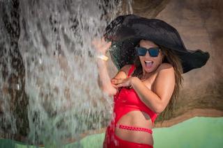 Monika Jarosińska wystawia nowy biust do słońca