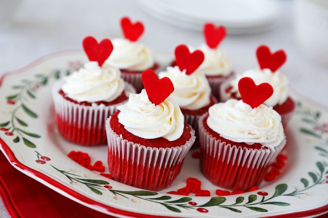 Muffiny red velvet - czerwone babeczki z kremem. Przepis na walentynki!