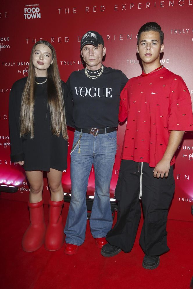 Bart Pniewski z córką i ukochaną na celebryckiej imprezie. Światowo?