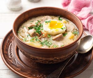 Czy do żurku dodaje się śmietanę? Wszystko zależy od jednego czynnika 