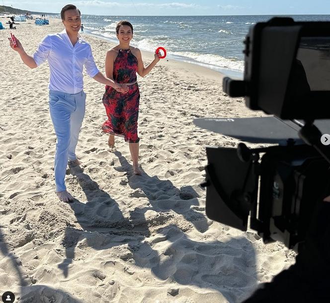 M jak miłość po wakacjach 2023. Aneta (Ilona Janyst), Olek (Maurycy Popiel) na planie