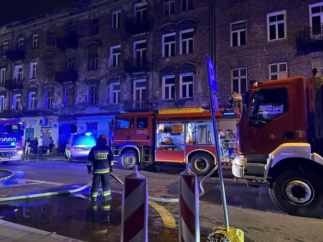 Wielka akcja strażaków w centrum dzielnicy. Stara kamienica zapłonęła jak pochodnia. Ogień było widać z kilku kilometrów