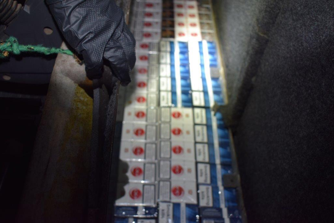 Kierowca ukraińskiego busa chiał przemycić do Polski 680 paczek papierosów. Wpadł w Budomierzu [ZDJĘCIA]