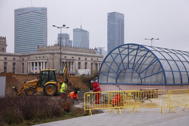 Budowa łąki kwietnej przy wejściu do metra Centrum w Warszawie