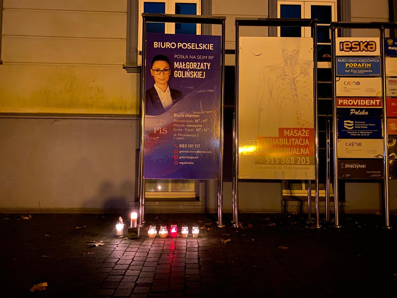 Wieczorny Protest Kobiet w Szczecinku. Zapłonęły znicze pod biurem posłanki PIS. Zobacz zdjęcia!