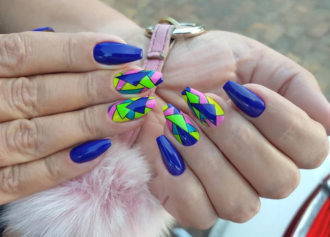 Trendy na paznokcie. Neonowy french