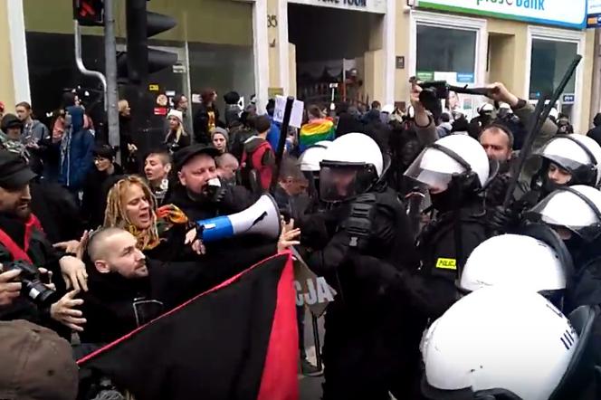 Policjanci zatrzymali w sumie 10 uczestników zamieszek.