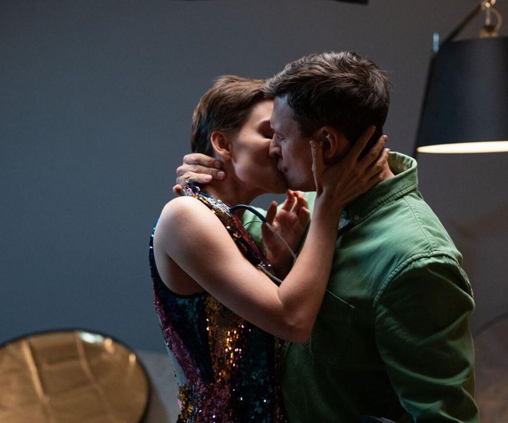 Blanka Milewska (Pola Gonciarz) i Krzysztof Radwan (Mateusz Damięcki) całujący się namiętnie, co ma zwiastować ich wspólną noc w 965 odcinku Na dobre i na złe. Aktorka w cekinowej sukience, aktor w zielonej koszuli, a ich dłonie splatają się na karkach. Czy to początek ich nowego związku? Dowiedz się więcej na Super Seriale.