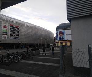 Katowice. 24-latek spadł z muru oporowego. Trzymał się barierek