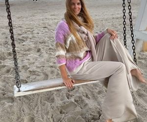 Małgorzata Tomaszewska wypoczywa nad morzem. Pokazała swojego partnera. Takie kadry to rzadkość