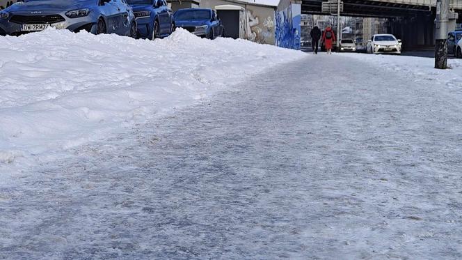 Lód na chodnikach i ulicach we Wrocławiu. Tak ślisko, że można połamać nogi!