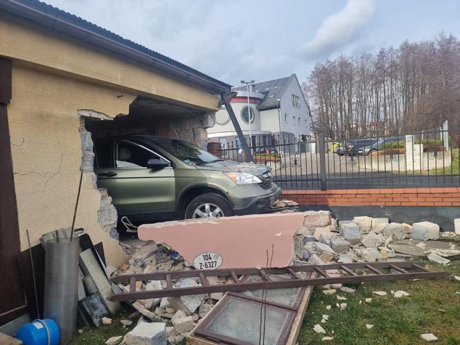 Honda przebiła ścianę garażu w Tarnowie
