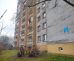 Kraków. Seniorka wypadła z okna na trzecim piętrze bloku. Zginęła na miejscu