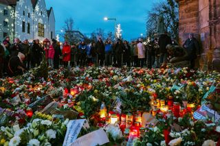 Ludzie palą znicze w Magdeburgu. Zamach na jarmarku bożonarodzeniowym