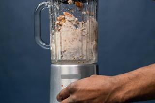 Domowy napój z orzechów i migdałów 