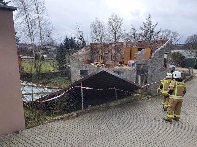 Szkody po Orkanie Eunice. Zrywało dachy, wyrywało grube drzewa, brakowało prądu