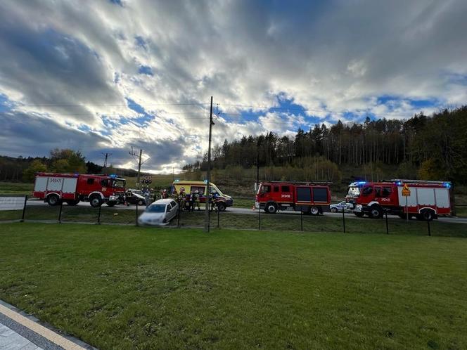 Barcice. Skoda zderzyła się z pociągiem. Kierowca osobówki miał ogromne szczęście