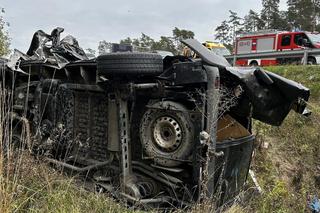 Dramat na drodze. Bus roztrzaskał się o barierki. Są ranni 