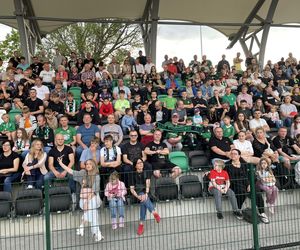 Kibice na otwarciu stadionu w Starachowicach