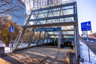 Wejścia do stacji metra w Warszawie