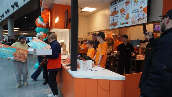 Tłumy na otwarciu Popeyes w Olsztynie. Rekordzista czekał w kolejce ponad 20 godzin