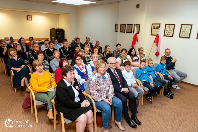 „Niech połączy nas hymn” - piękna, kolorowa premiera w siedzibie Starostwa Powiatowego