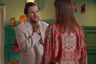 Barwy szczęścia odc. 2910: Kajtek (Jakub Dmochowski), klientka (Agnieszka Gajdek)