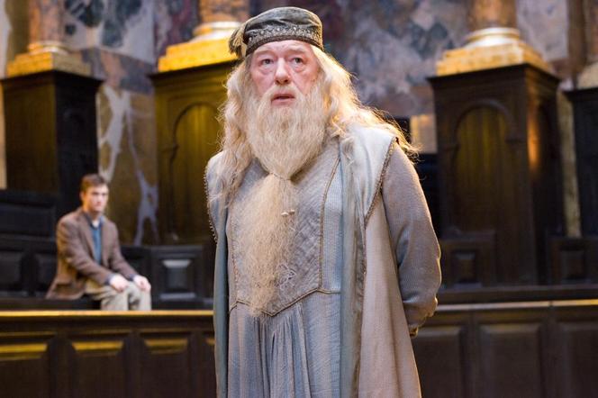 Michael Gambon (19 października 1940 - 28 września 2023) 