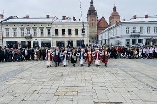 Maturzyści zatańczyli na Rynku poloneza